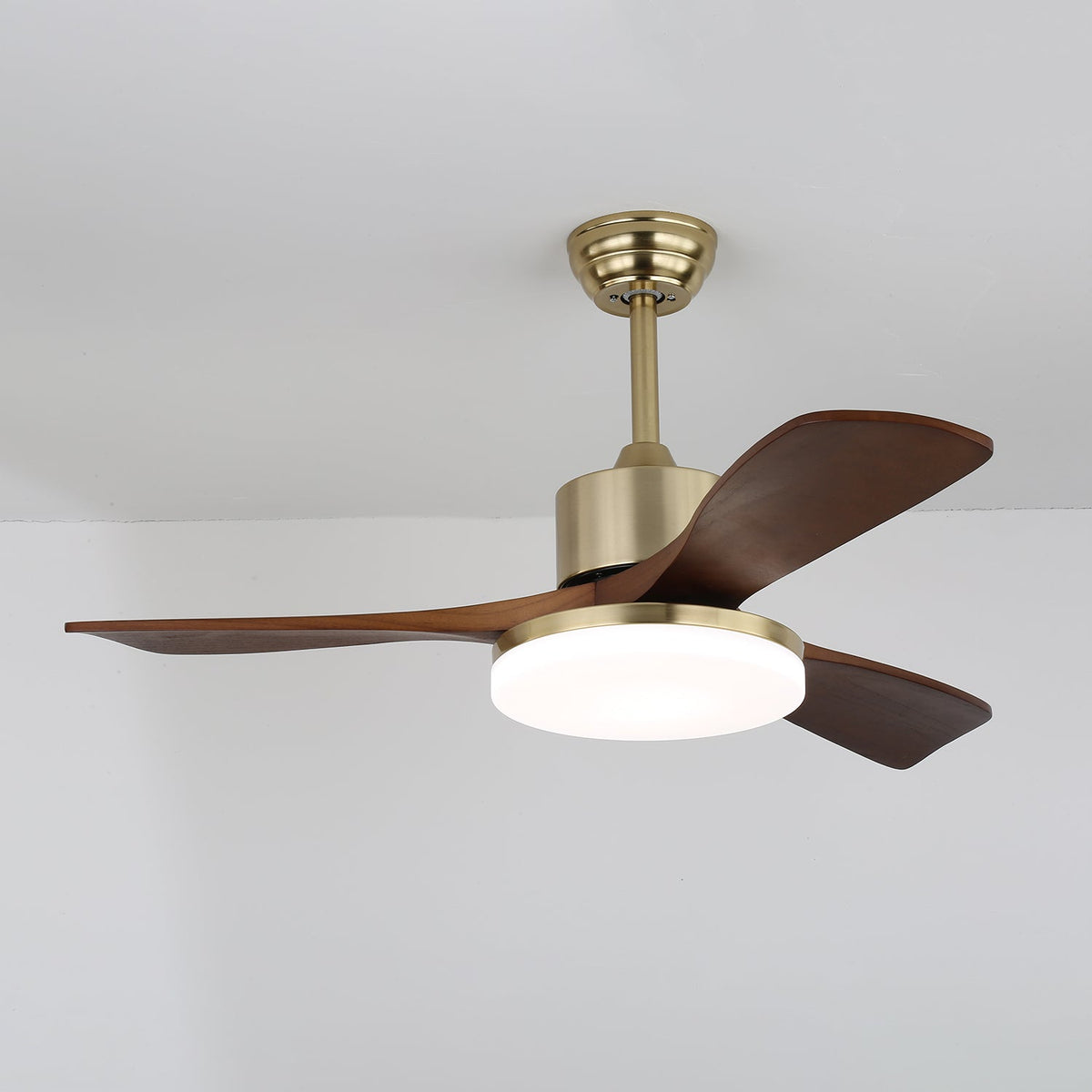 Ventilador de techo con luz Gualdera en un salón elegante – imagen 8