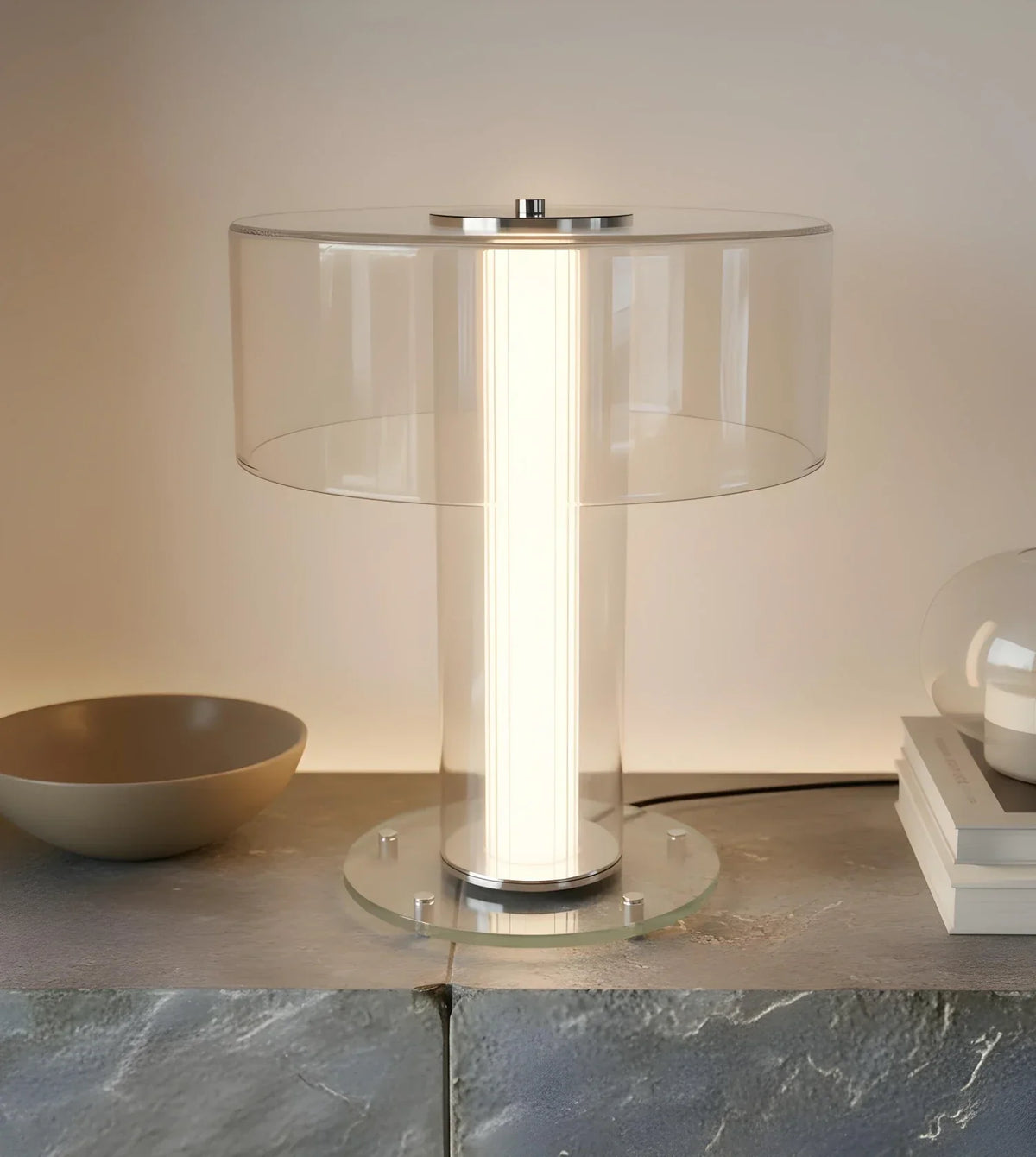 Lámpara de mesa de cristal Mabela en un dormitorio sereno – imagen 2