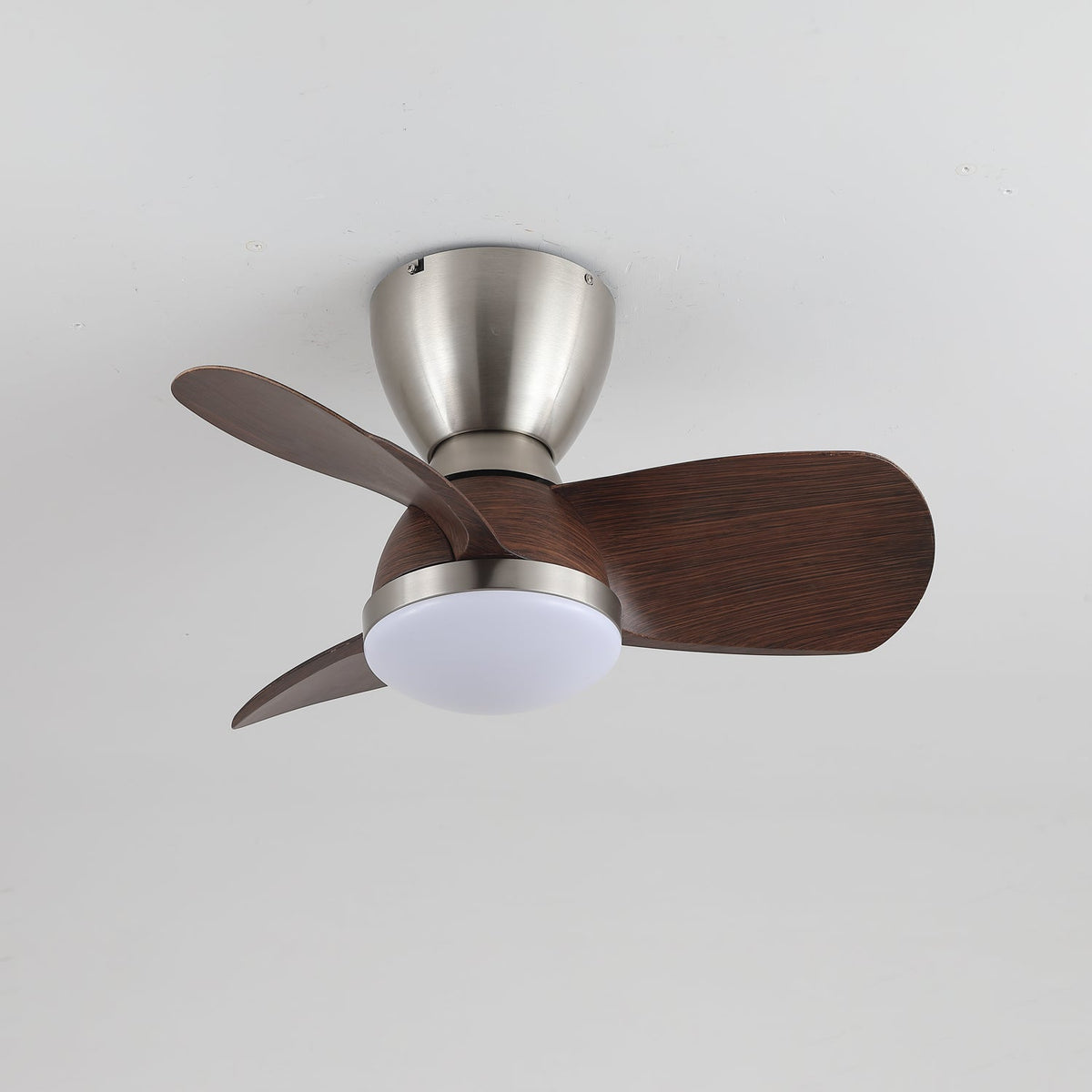 Ventilador de techo con luz Doranza en un dormitorio acogedor – imagen 11