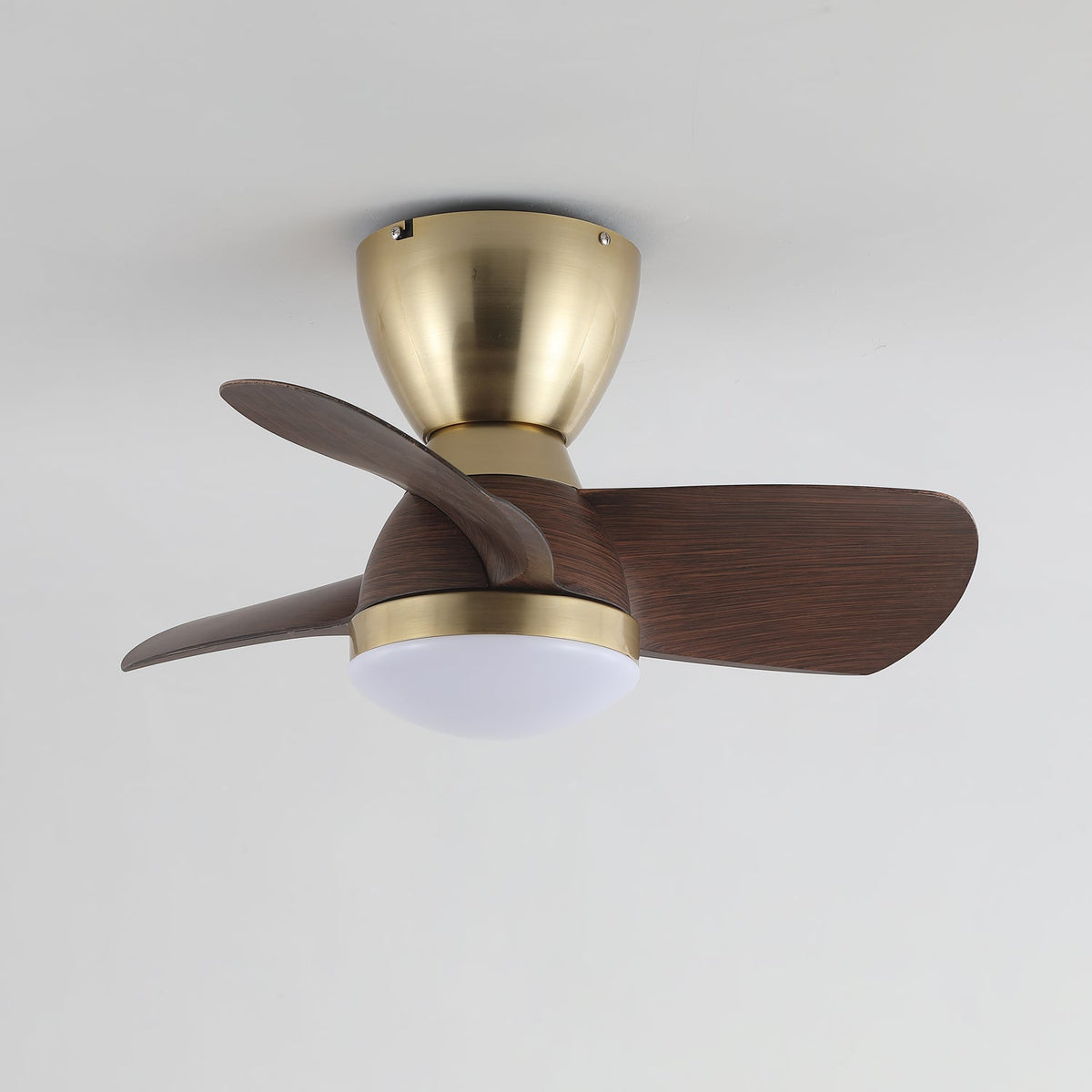 Ventilador de techo con luz Doranza en un dormitorio acogedor – imagen 3