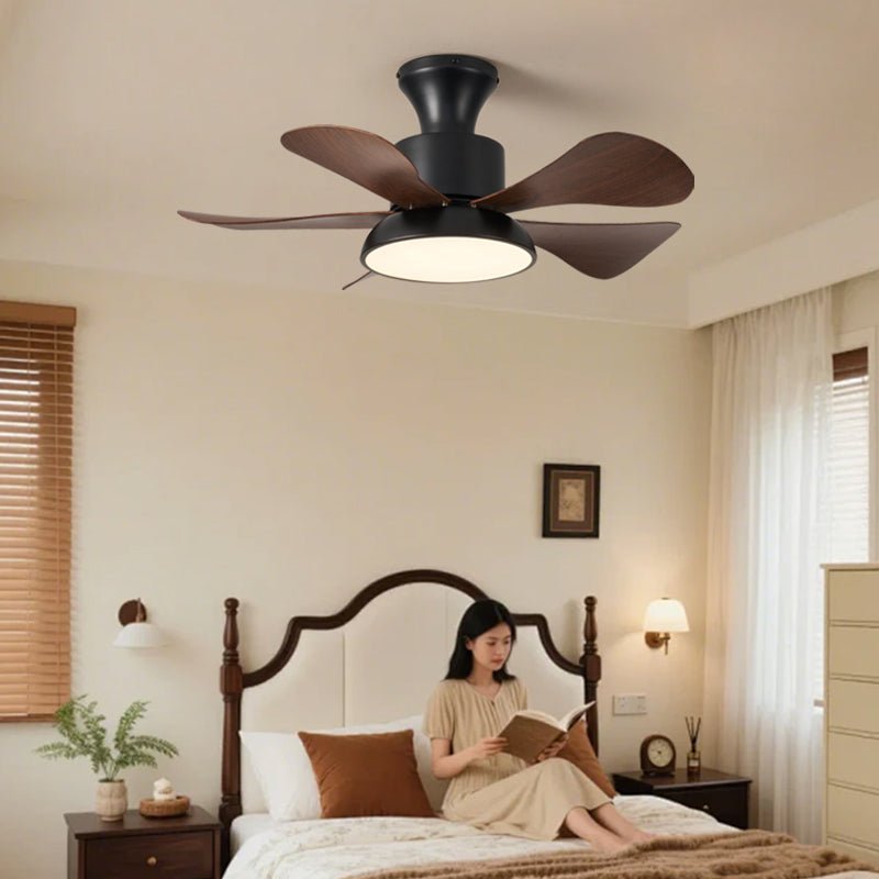 Ventilador de techo con luz Avela en un dormitorio moderno – imagen 2