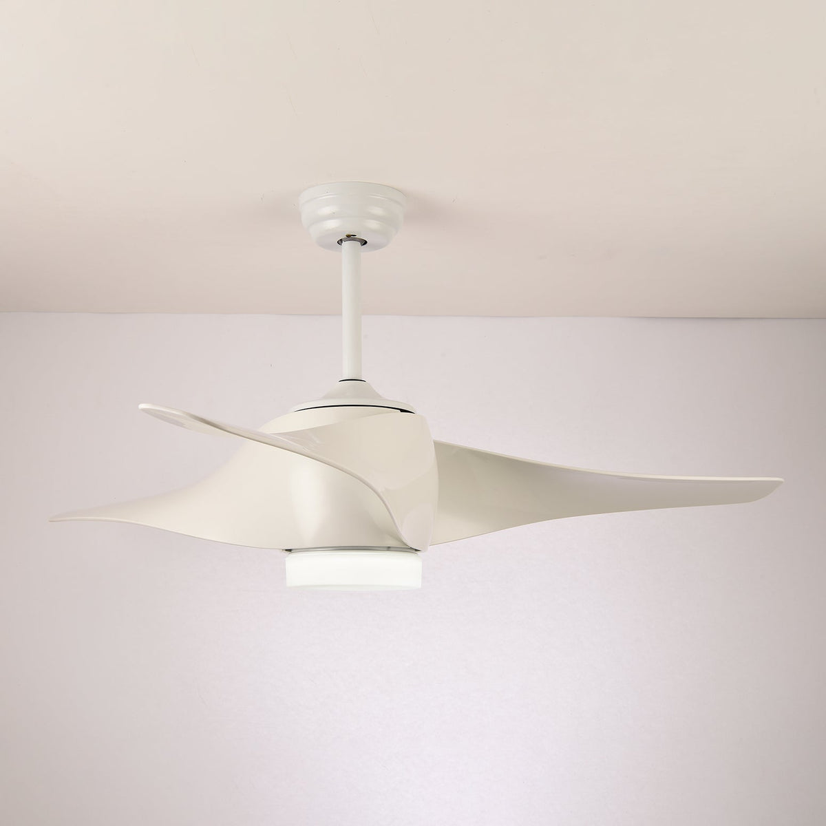 Ventilador de techo con luz Mentara en un salón luminoso – imagen 5