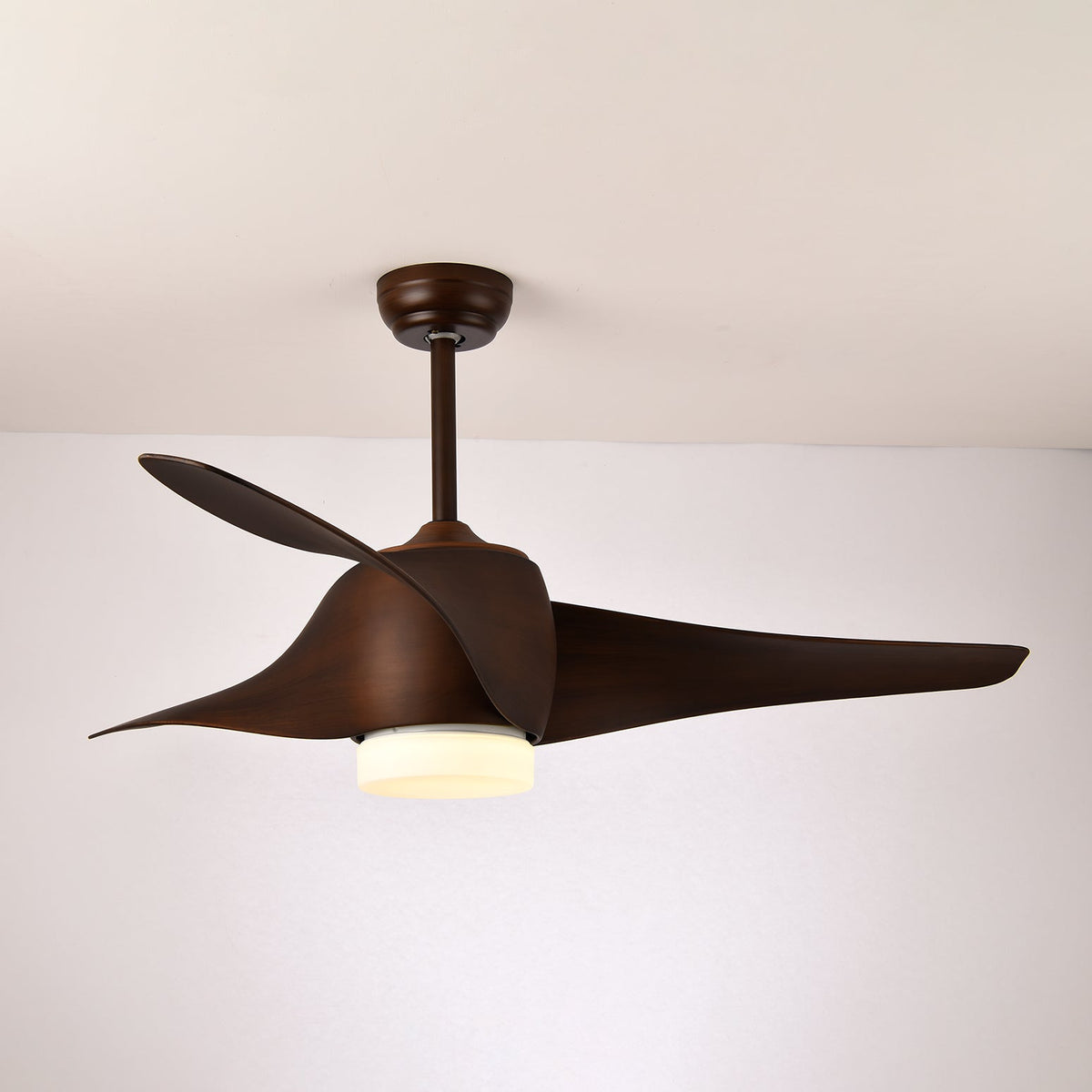 Ventilador de techo con luz Mentara en un salón luminoso – imagen 12