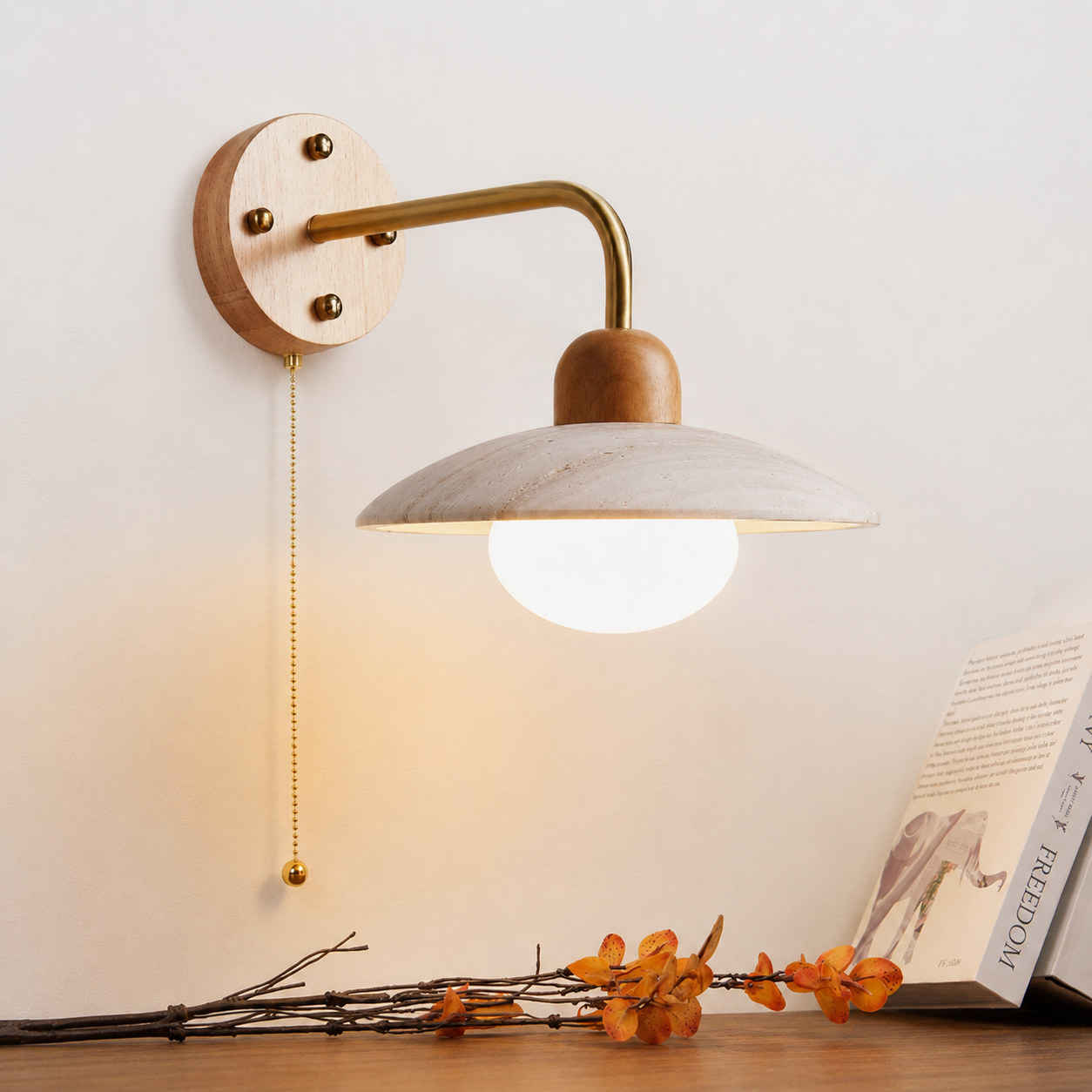 Veyor - Lámpara de Pared de Travertino Amarillo con Brazo de Latón y Base de Madera
