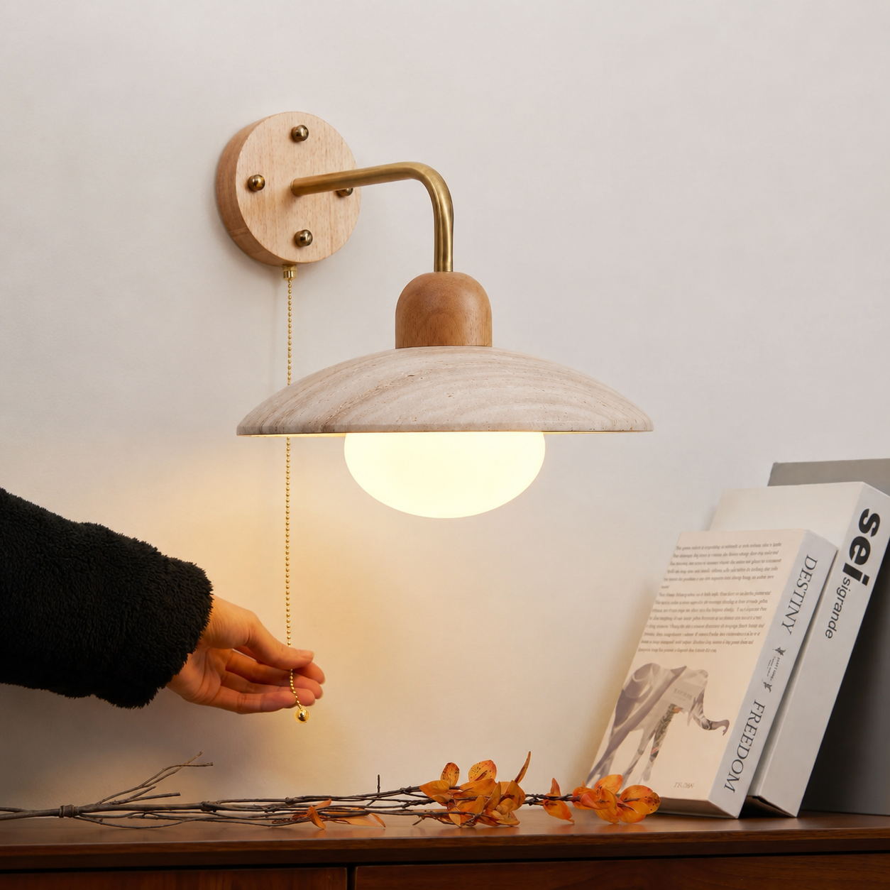 Veyor - Lámpara de Pared de Travertino Amarillo con Brazo de Latón y Base de Madera
