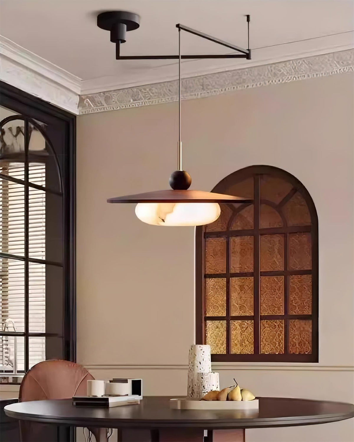 Lámpara colgante orientable Giralia sobre una mesa de comedor – imagen 18