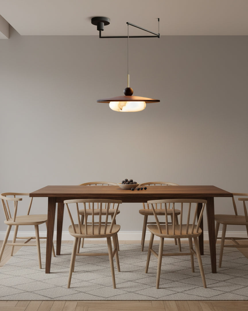 Lámpara colgante orientable Giralia sobre una mesa de comedor – imagen 14