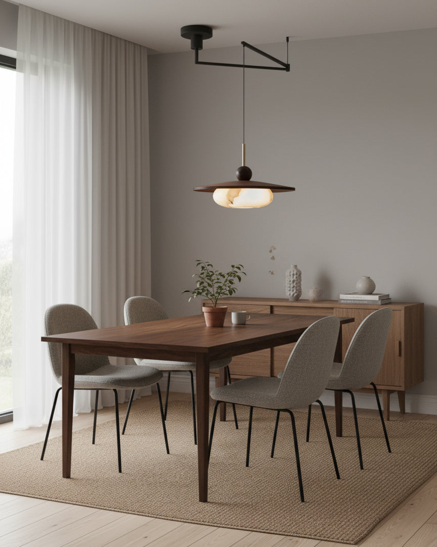 Lámpara colgante orientable Giralia sobre una mesa de comedor – imagen 15