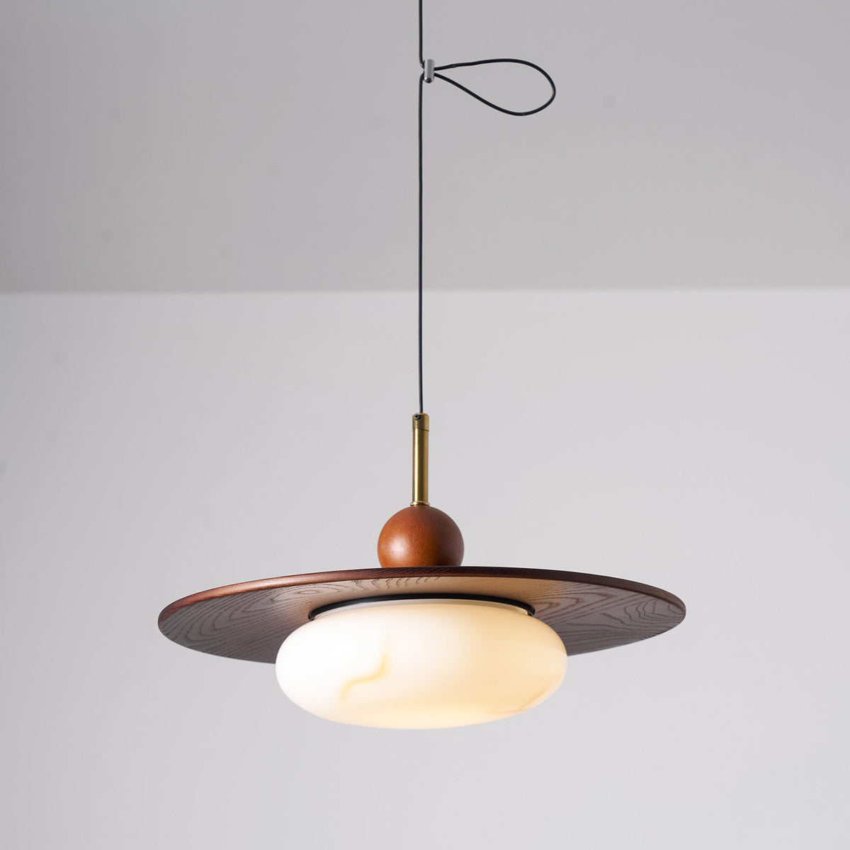 Lámpara colgante orientable Giralia sobre una mesa de comedor – imagen 7