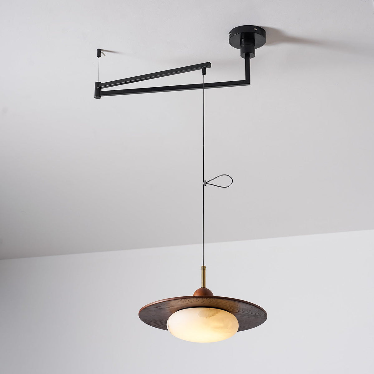 Lámpara colgante orientable Giralia sobre una mesa de comedor – imagen 10
