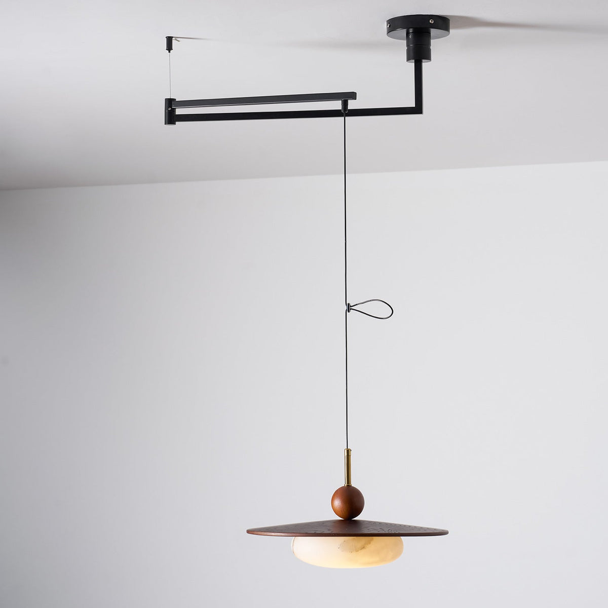 Lámpara colgante orientable Giralia sobre una mesa de comedor – imagen 11