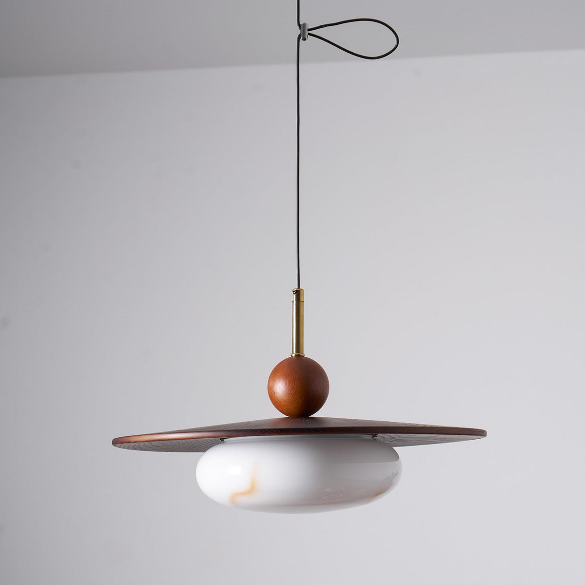 Lámpara colgante orientable Giralia – detalle del difusor efecto alabastro