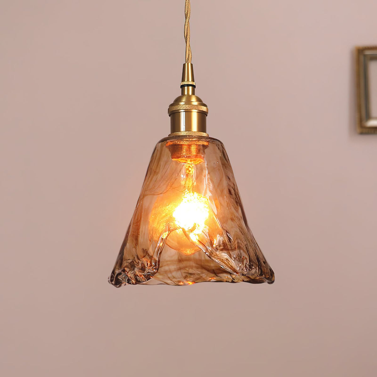 Lámpara colgante vintage de cristal ámbar Botica sobre una isla de cocina – imagen 13