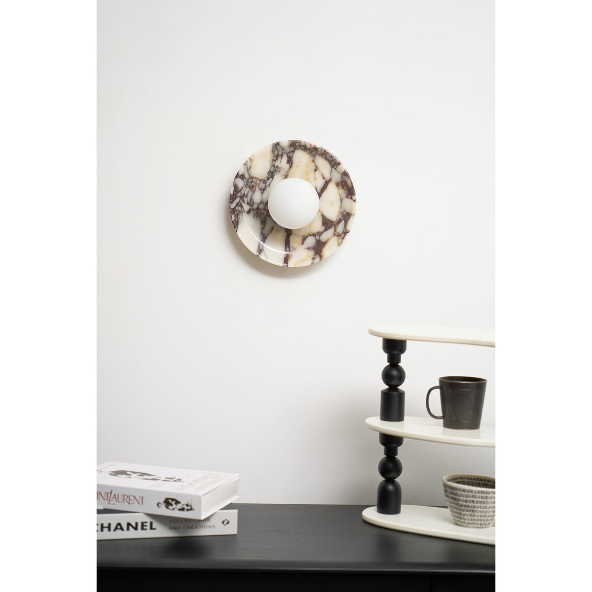 Aplique de pared de mármol violeta Amatia en un salón elegante – imagen 16