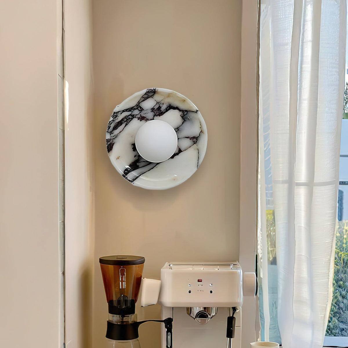 Aplique de pared de mármol violeta Amatia en un salón elegante – imagen 4