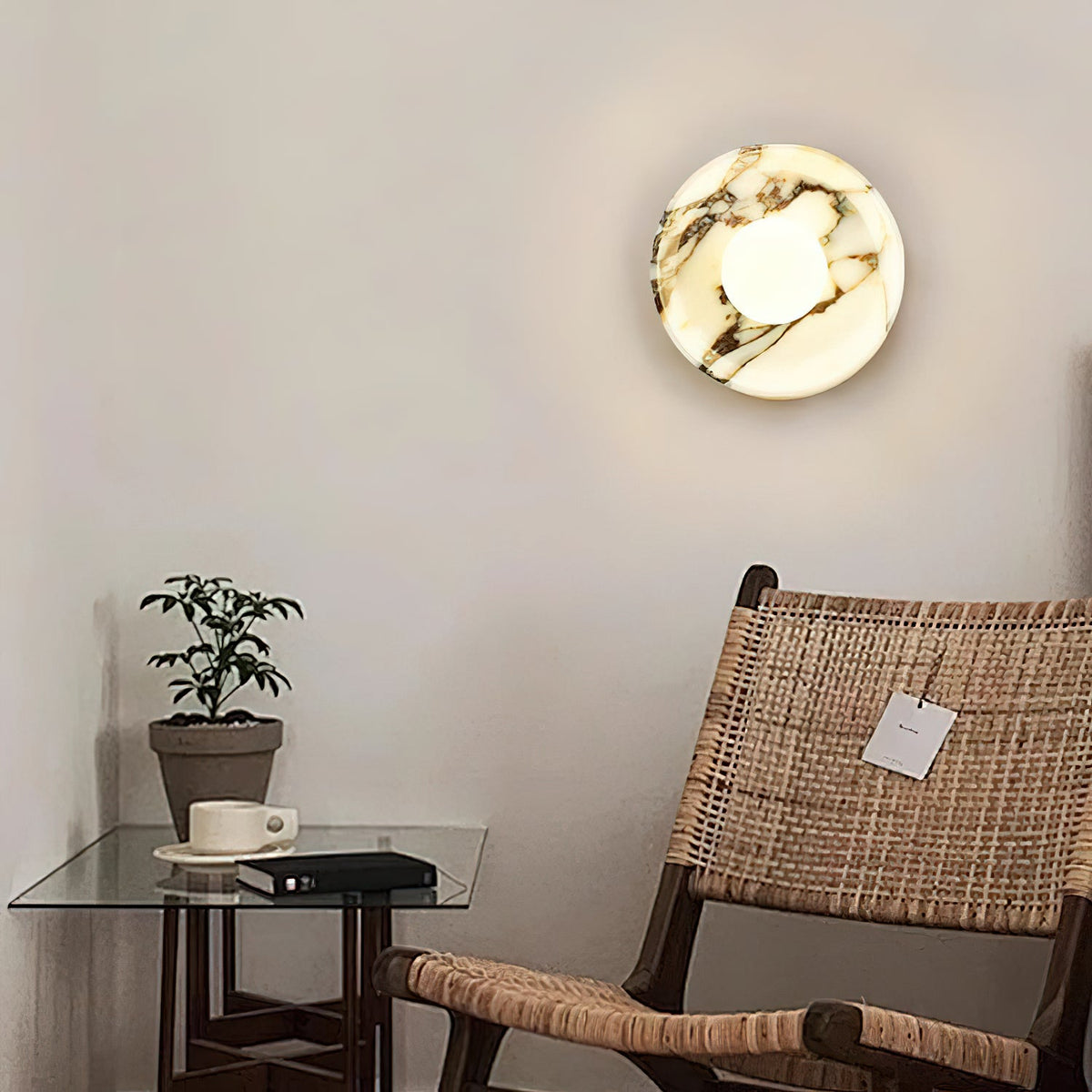 Aplique de pared de mármol violeta Amatia en un salón elegante – imagen 6