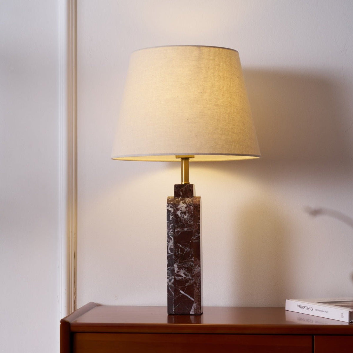 Lámpara de mesa de mármol Esmara sobre un aparador de madera – imagen 12