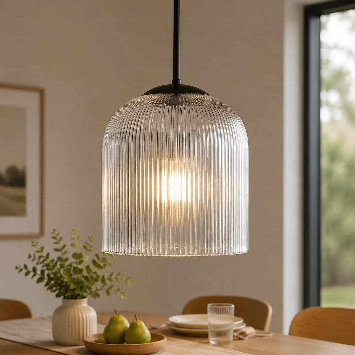 Lámpara colgante de cristal estriado Jarela sobre una isla de cocina – imagen 17