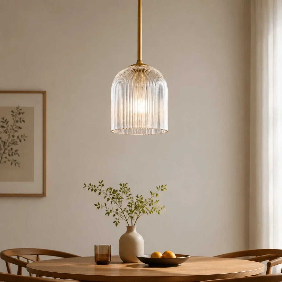 Lámpara colgante de cristal estriado Jarela sobre una isla de cocina – imagen 24