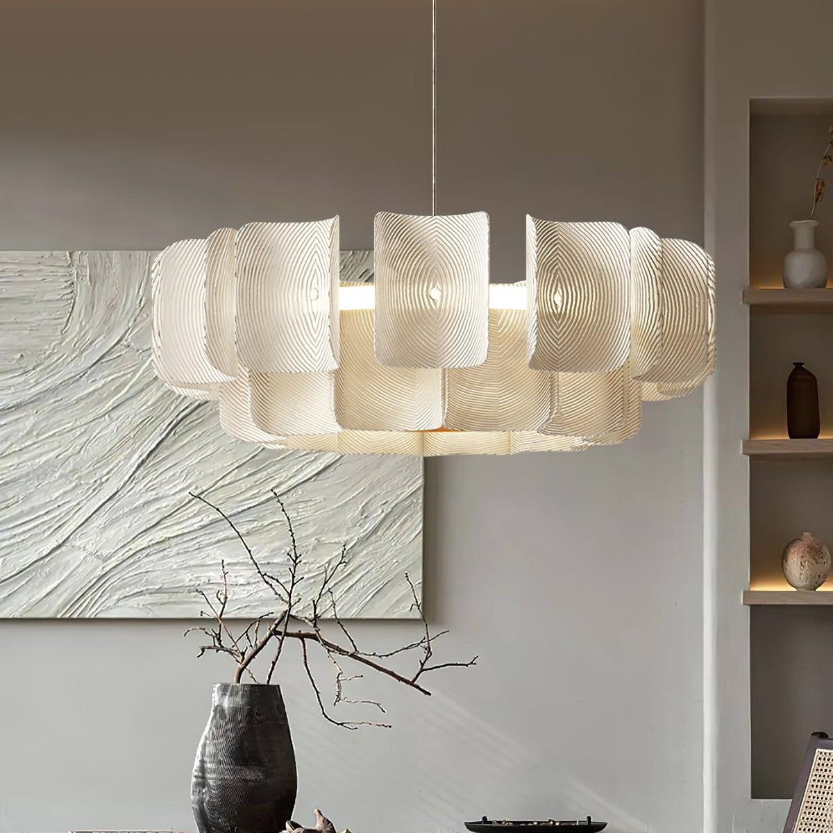 Lámpara de araña LED Corvela – junto a un cuadro texturizado