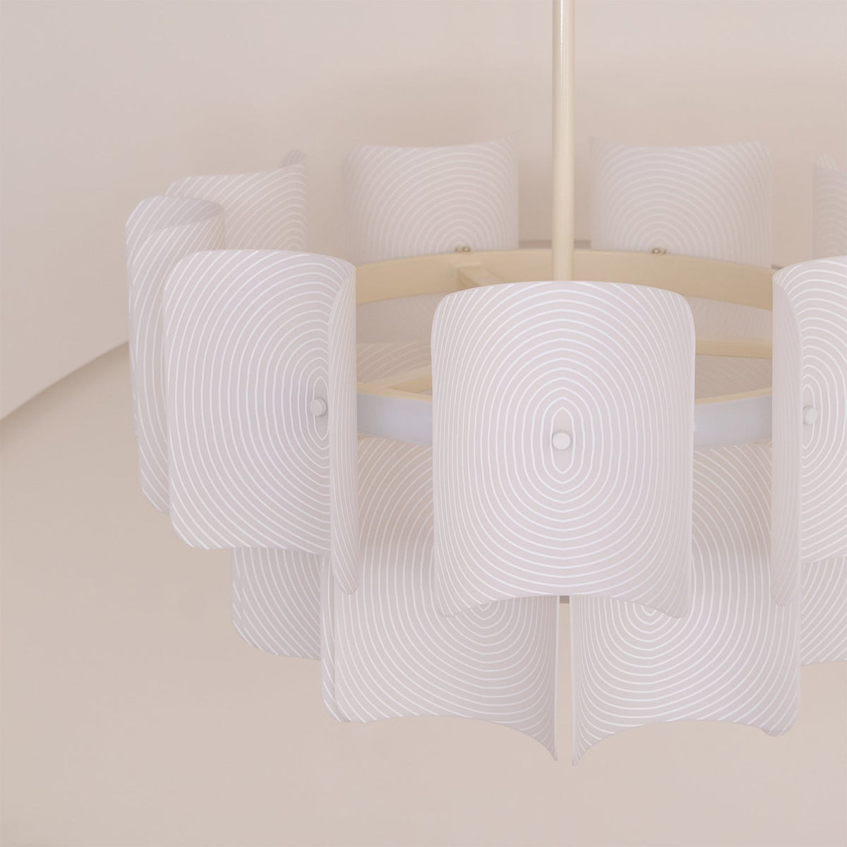 Lámpara de araña LED Corvela – detalle de las láminas con espirales