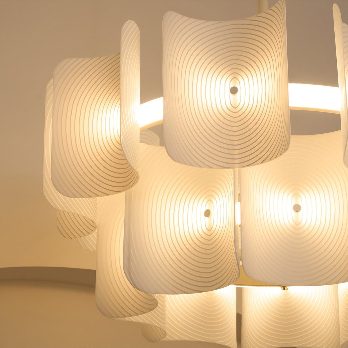 Lámpara de araña LED Corvela – detalle de la luz a través del acrílico