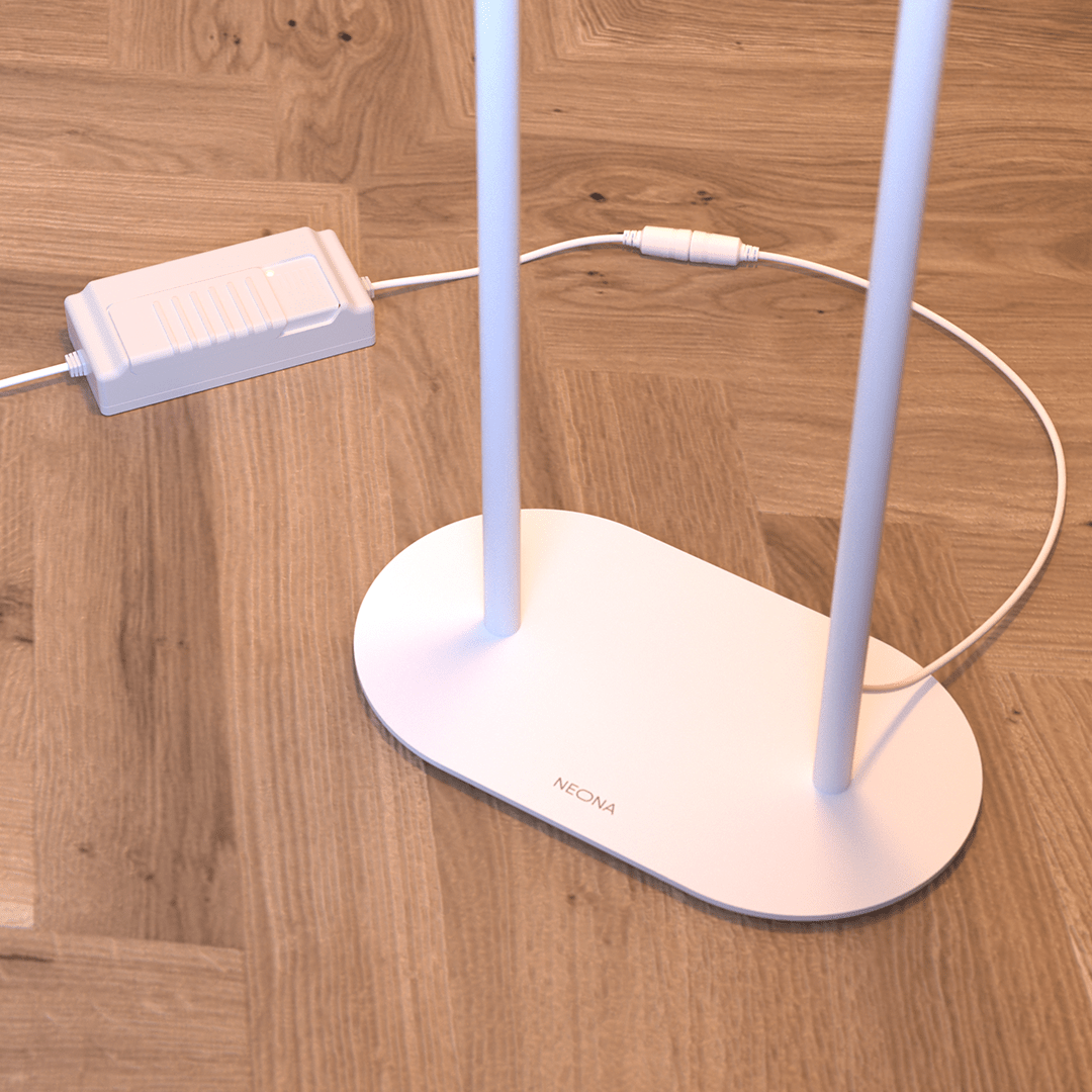 Lámpara de pie LED Romira – base blanca e interruptor de pie
