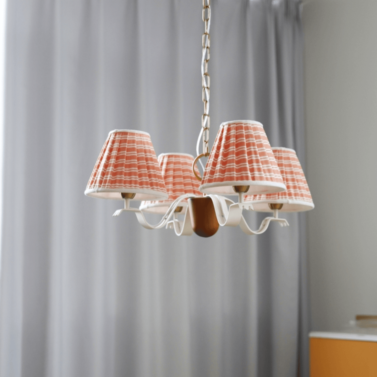 Lámpara de araña de tela Danela – de 4 luces con pantallas rosa a cuadros