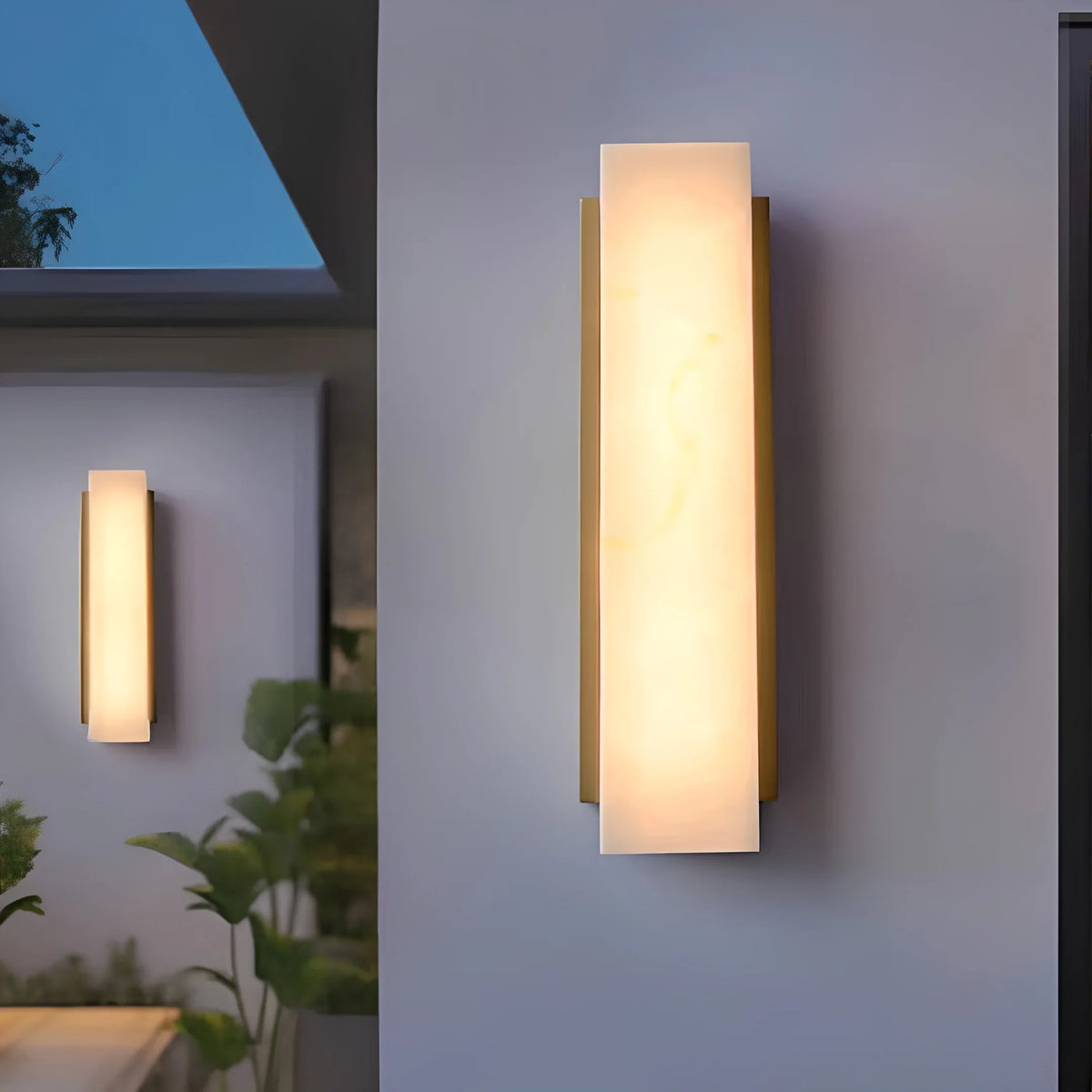 Aplique de pared exterior Odalba – con marco dorado encendido