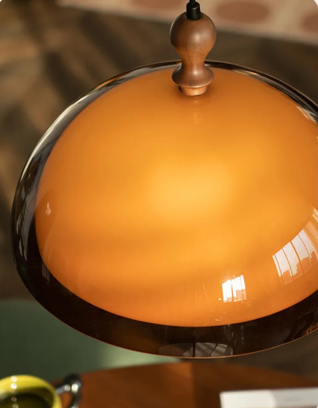 Lámpara colgante con brazos giratorios Morisa sobre una mesa de comedor – imagen 12