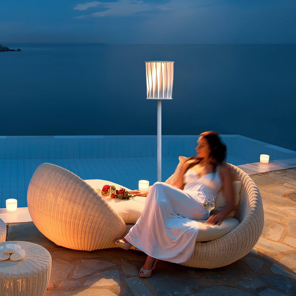 Lámpara de pie exterior Ortiva – junto a una piscina infinita