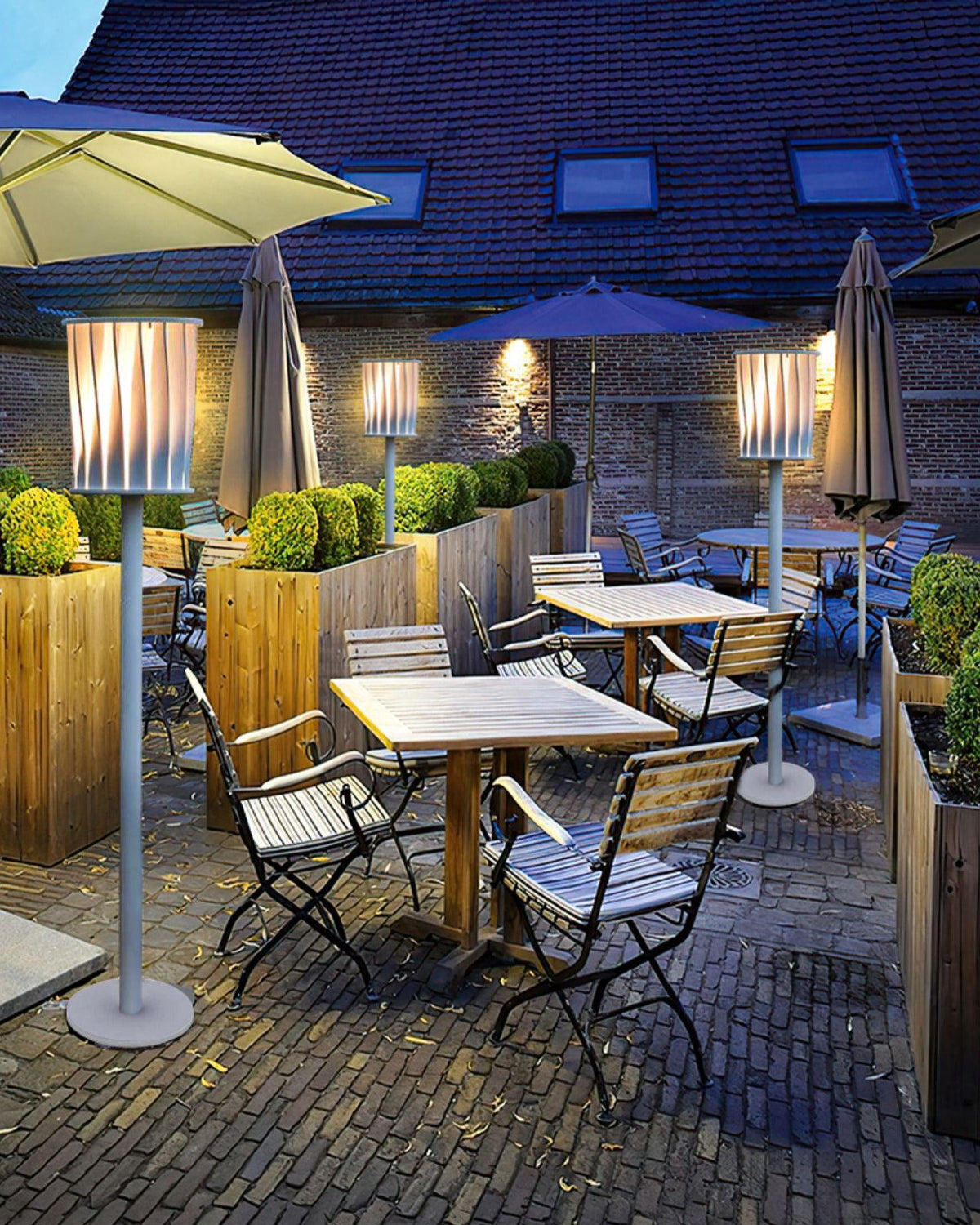 Lámpara de pie exterior Ortiva – en una terraza de restaurante