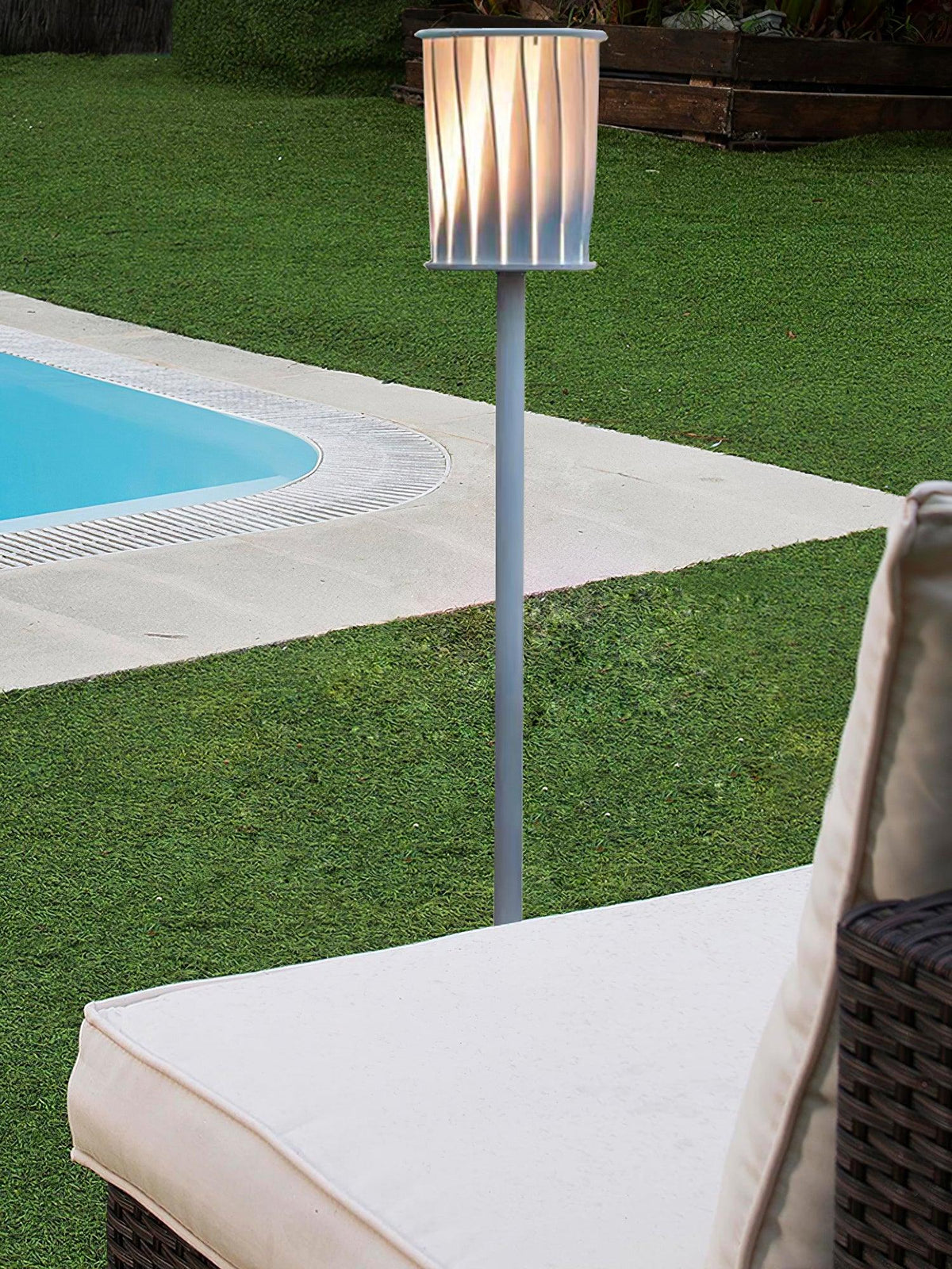 Lámpara de pie exterior Ortiva – junto a una piscina