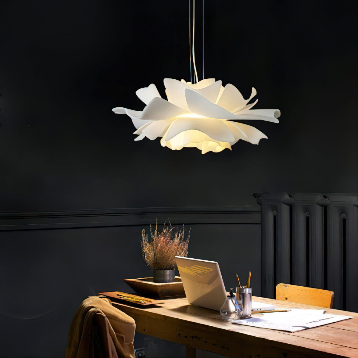 Lámpara colgante flor de loto Flotina sobre una mesa de comedor – imagen 24