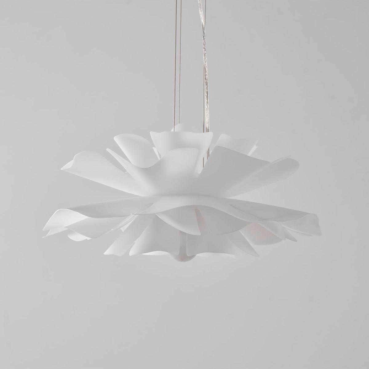 Lámpara colgante flor de loto Flotina sobre una mesa de comedor – imagen 40