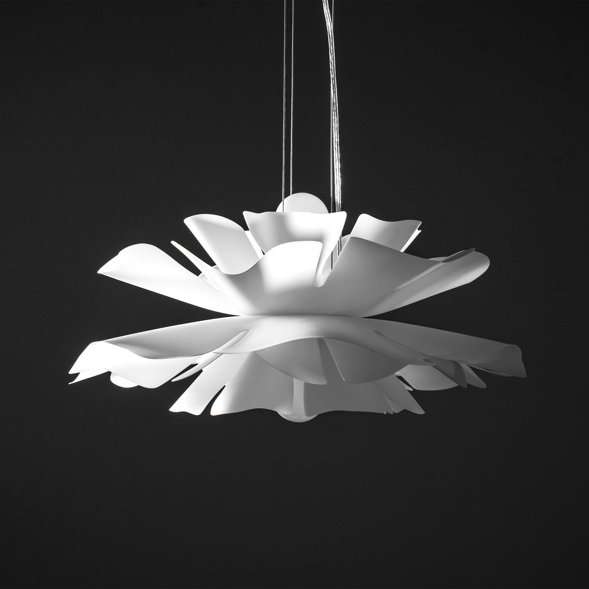 Lámpara colgante flor de loto Flotina sobre una mesa de comedor – imagen 43