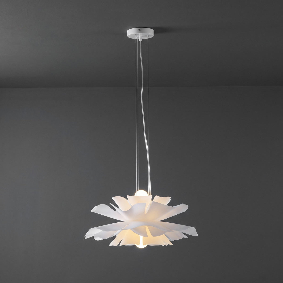 Lámpara colgante flor de loto Flotina sobre una mesa de comedor – imagen 42