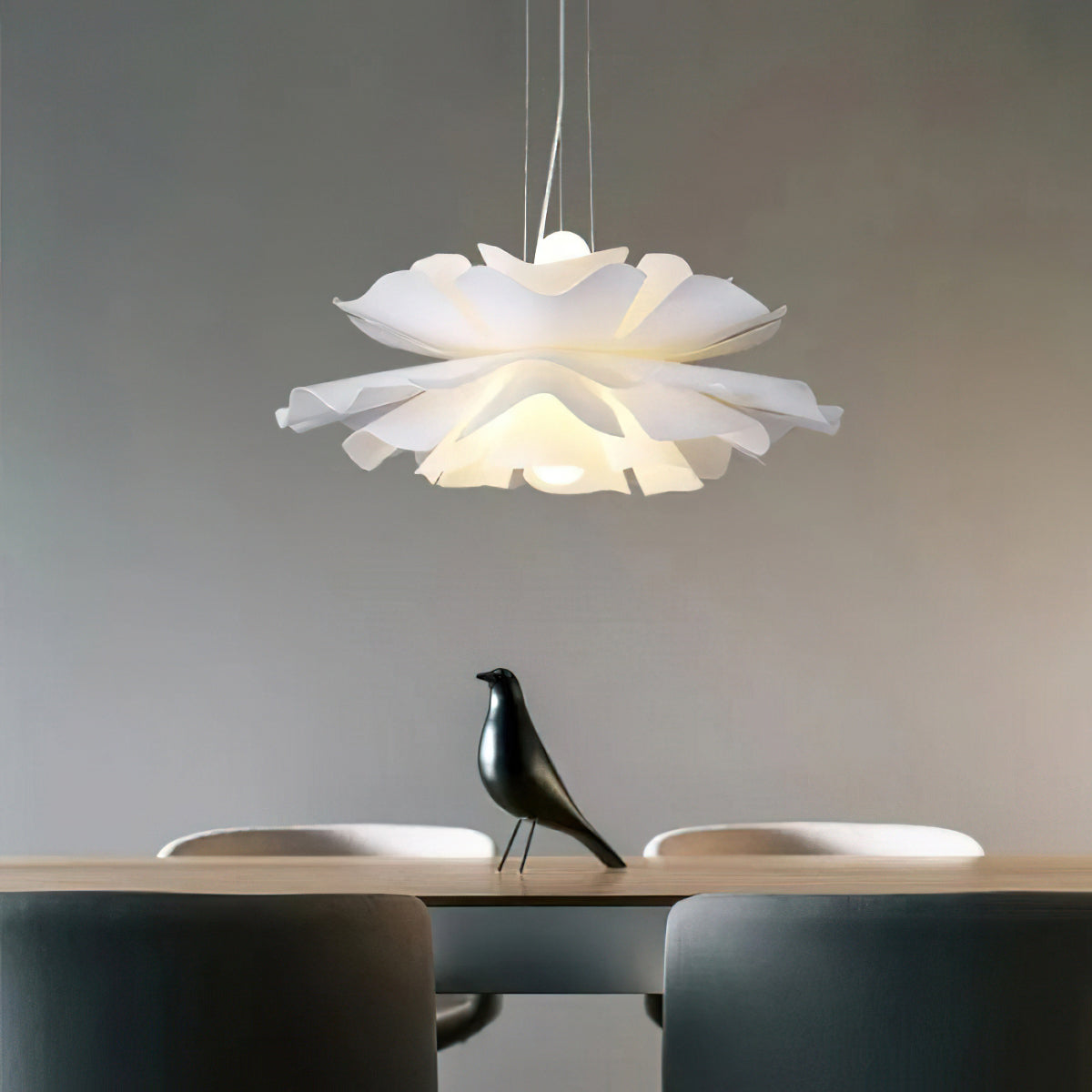 Lámpara colgante flor de loto Flotina sobre una mesa de comedor – imagen 17