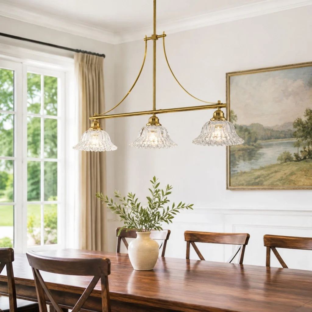 Lámpara colgante lineal Calanda – en dorado sobre una mesa de comedor