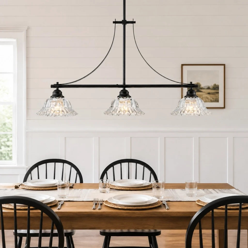 Lámpara colgante lineal Calanda – en negro sobre una mesa de comedor