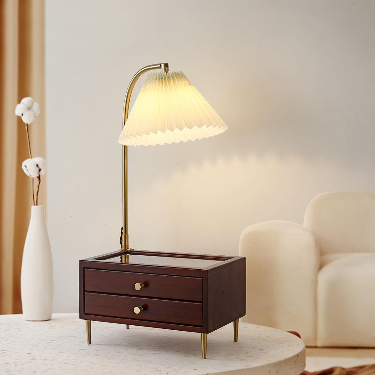 Lámpara de mesa clásica de madera Lacora sobre una mesita auxiliar – imagen 7