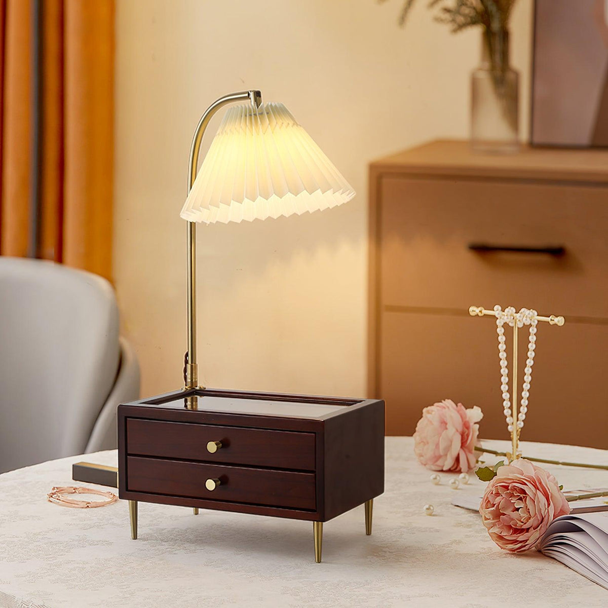 Lámpara de mesa clásica de madera Lacora sobre una mesita auxiliar – imagen 6