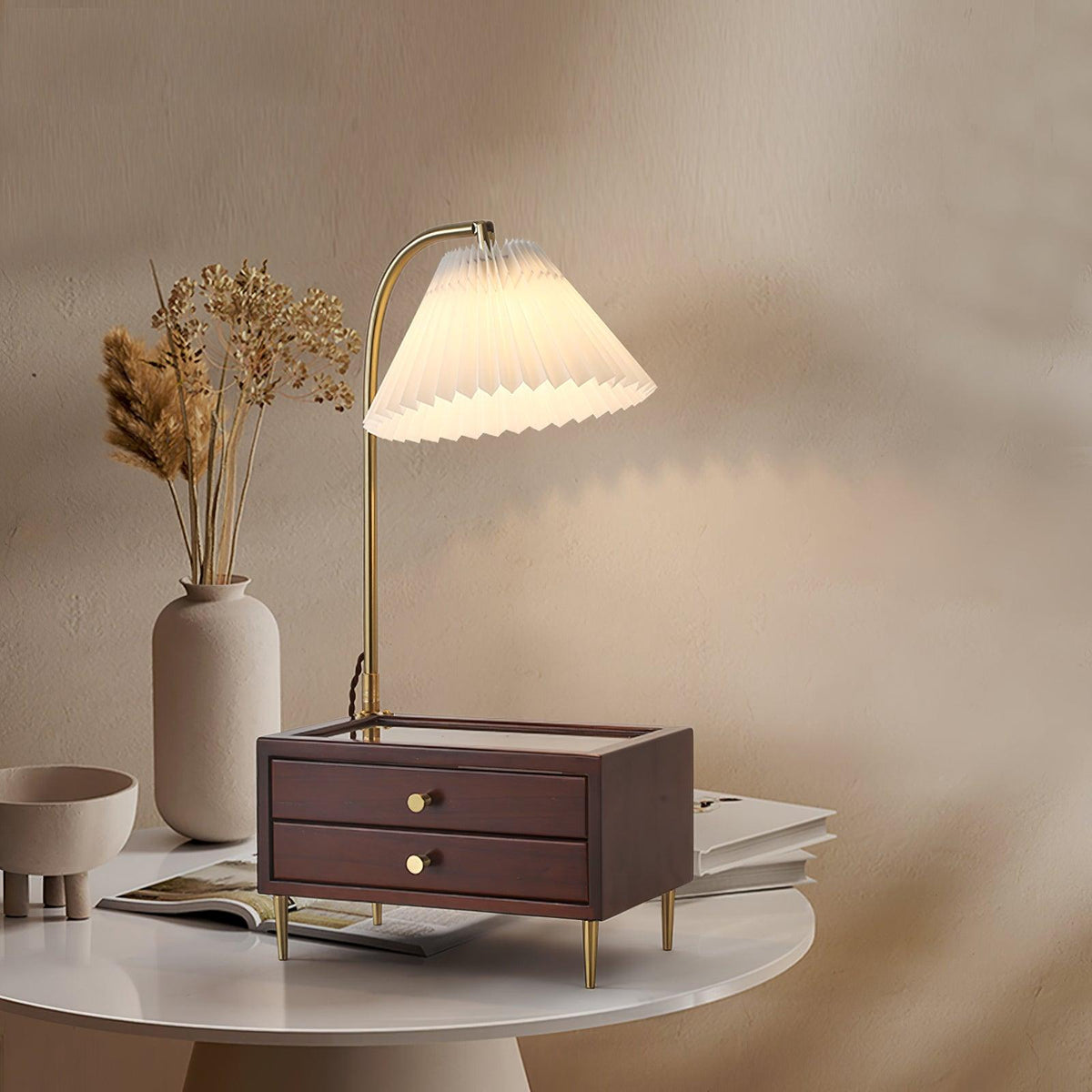 Lámpara de mesa clásica de madera Lacora sobre una mesita auxiliar – imagen 8