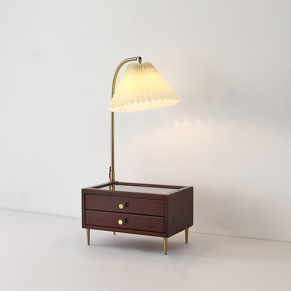 Lámpara de mesa clásica de madera Lacora sobre una mesita auxiliar – imagen 5