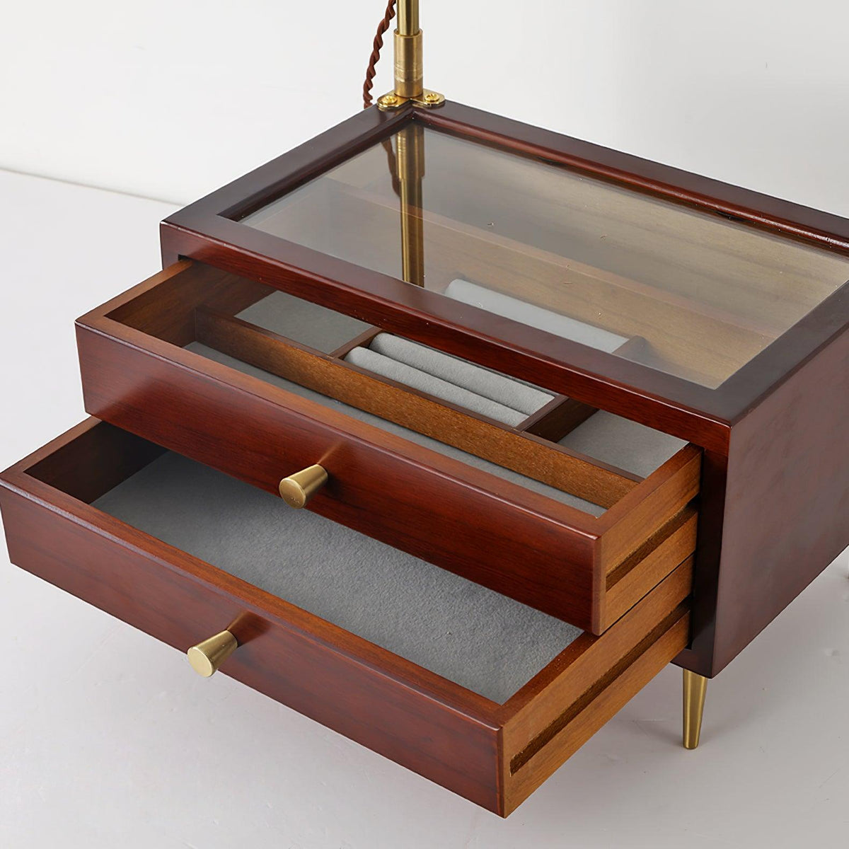 Lámpara de mesa clásica de madera Lacora sobre una mesita auxiliar – imagen 12