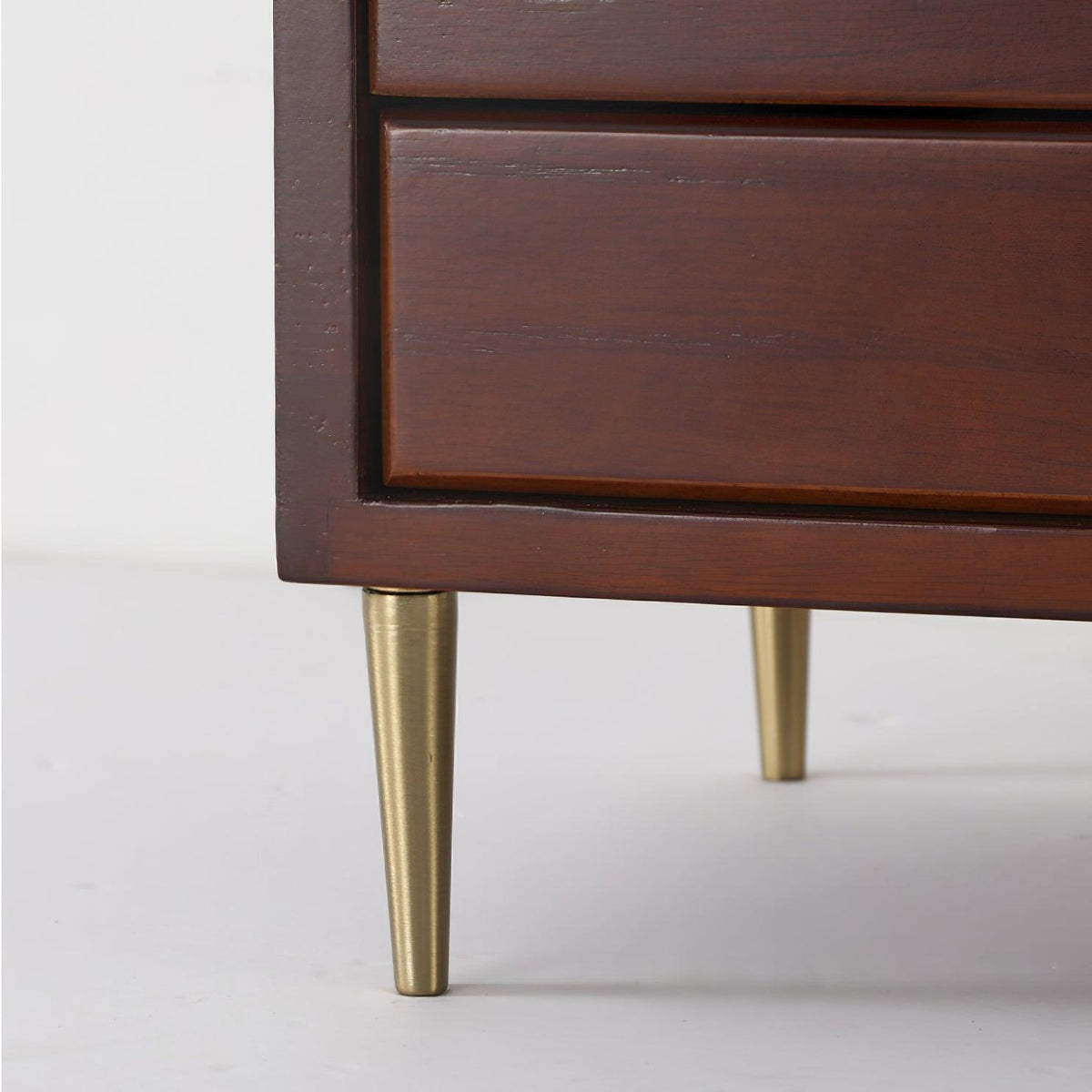Lámpara de mesa clásica de madera Lacora sobre una mesita auxiliar – imagen 13