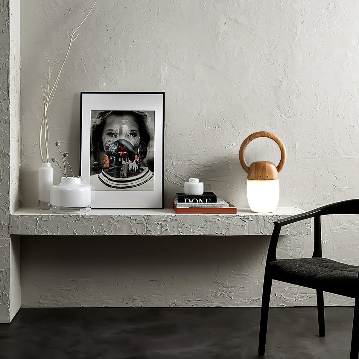Lámpara de mesa recargable de madera Ebanela en un rincón acogedor – imagen 6
