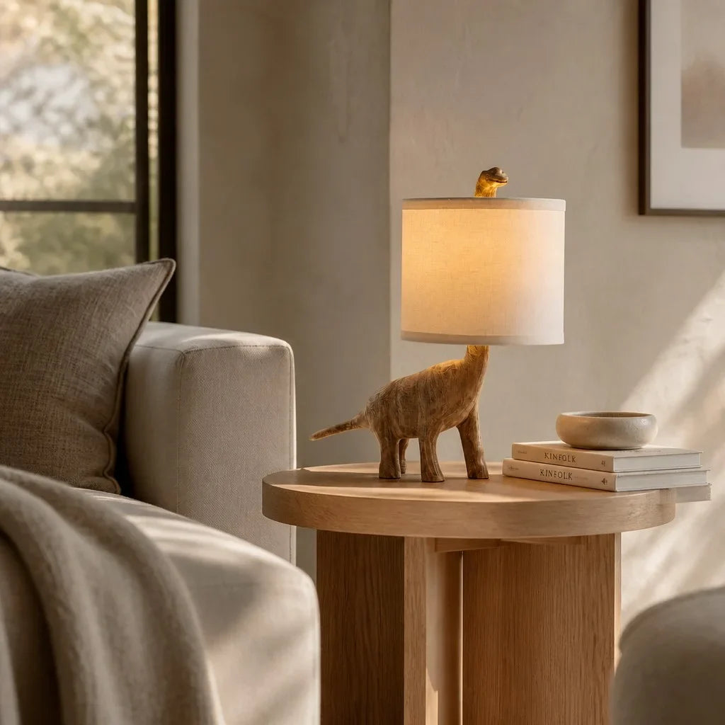 Lámpara de mesa dinosaurio de madera Dinora en un dormitorio infantil – imagen 5