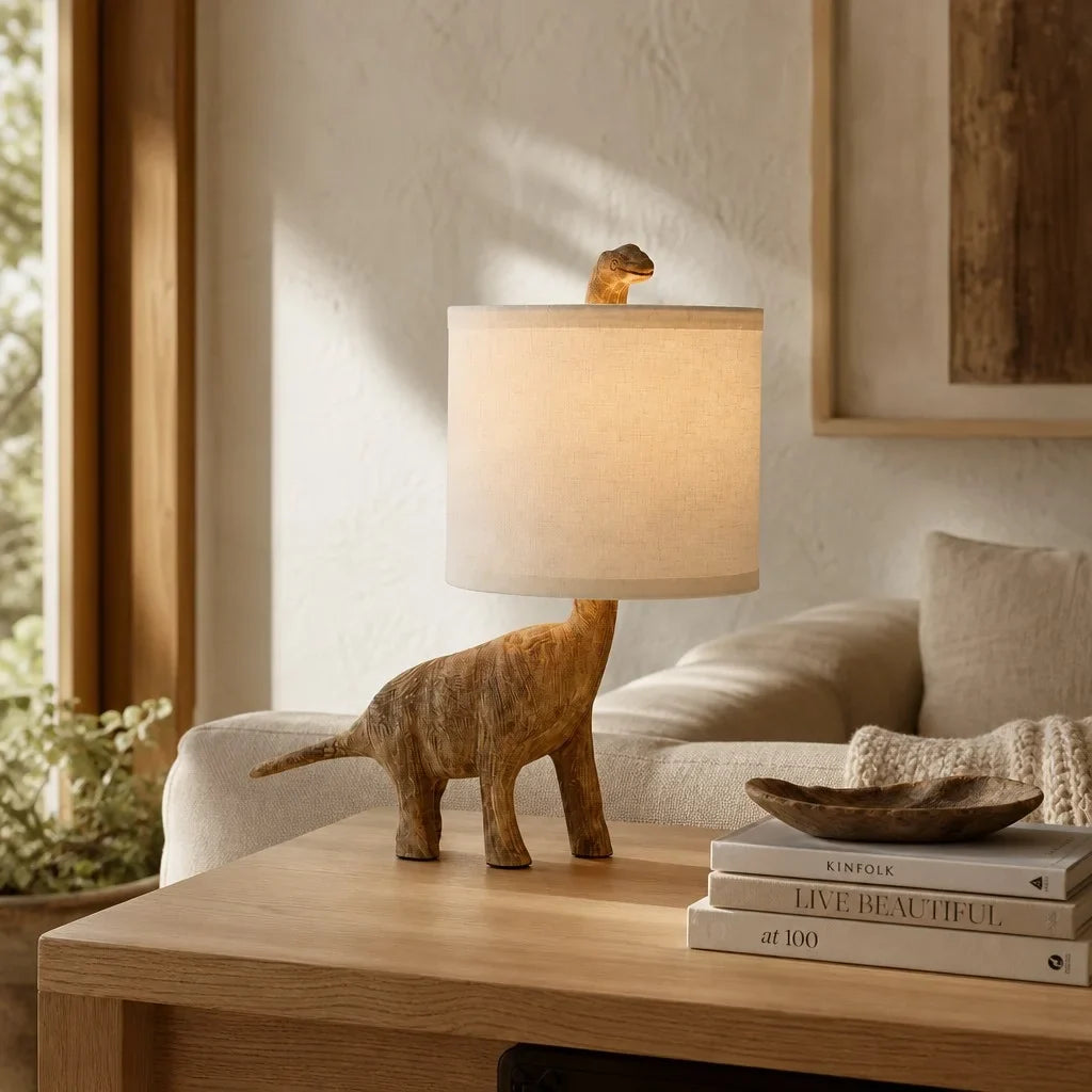 Dinora - Lámpara de Mesa Dinosaurio de Madera Tallada con Pantalla de Lino
