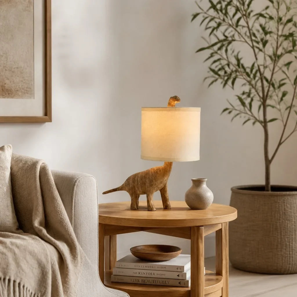 Lámpara de mesa dinosaurio de madera Dinora en un dormitorio infantil – imagen 7